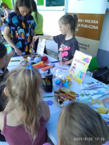 Piknik integracja na osiedlu Niepodległości, zabawy i zajęcia dzieci
