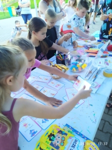 Piknik integracja na osiedlu Niepodległości, zabawy i zajęcia dzieci