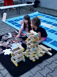 Piknik integracja na osiedlu Niepodległości, zabawy i zajęcia dzieci