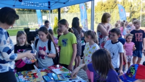 Piknik integracja na osiedlu Niepodległości, zabawy i zajęcia dzieci