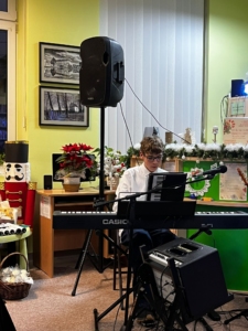 Krzysztof Rzymek gra na pianinie