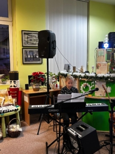 Lena Rzymek gra na pianinie