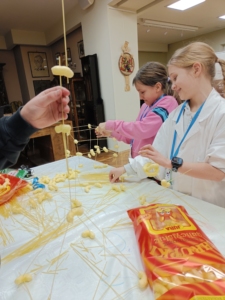 Noc w bibliotece dla dzieci, noc naukowców