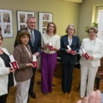 Wręczenie odznaki „Zasłużony dla Kultury Polskiej”, przyznawane osobom wyróżniającym się w tworzeniu, upowszechnianiu i ochronie kultury, nadane przez Ministra Kultury i Dziedzictwa Narodowego. Odznaczenia z rąk Sekretarza Stanu w Ministerstwie Infrastruktury Stanisława Bukowca odebrały: dyrektor Dorota Rzepka, zastępca dyrektora Alicja Imiołek, kierownik czytelni Barbara Banach, instruktor w Dziale Instrukcyjno-Metodycznym Bernadetta Macheta oraz kierownik Filii nr 3 Małgorzata Rydz