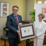 Powiatowa i Miejska Biblioteka Publiczna została uhonorowana nagrodą Samorządu Województwa Małopolskiego – Medalem „Polonia Minor”, przyznanym jako wyraz uznania za upowszechnianie kultury słowa pisanego i mówionego oraz działania na rzecz rozwoju czytelnictwa w regionie, którą w imieniu Marszałka Województwa Małopolskiego – Łukasza Smółki przekazał Radny Sejmiku Województwa – Piotr Dziurdzia.