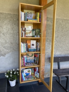 Regał bookcrossingowy w Kurowie
