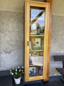 Regał bookcrossingowy w Kurowie