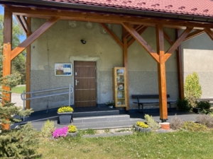 Regał bookcrossingowy w Kurowie
