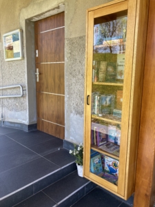 Regał bookcrossingowy w Kurowie